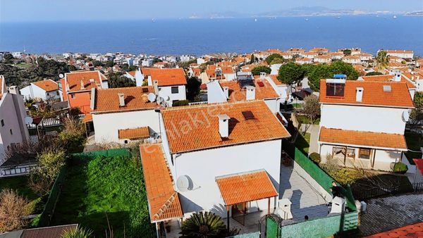 Yeni Foça'da Site İçinde Deniz Manzaralı 3+1 Müstakil Villa