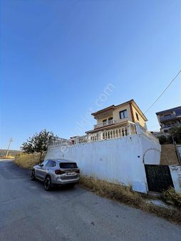 Yenifoça'da Deniz Manzaralı Havuzlu 3+1 Villa