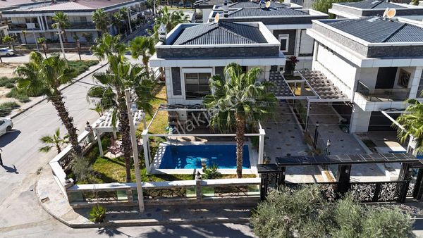 Denize Çok Yakın, Geniş Bahçeli, Özel Havuzlu Villa