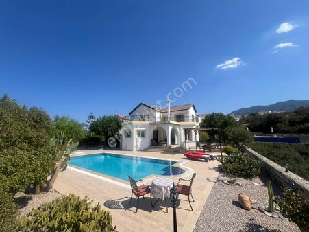 Girne Esentepe'de Dağ Ve Deniz Manzaralı Satılık 4+1 Villa !!