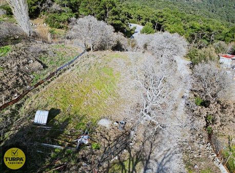 Karşıyaka Yamanlar Köyü'nde Yola Sıfır Satılık Tarla (871,80m²)