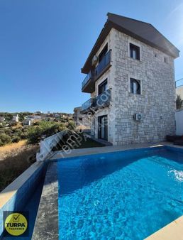 Yeni Foça Da Satılık 330 M2 Arsalı Müstakil 5+1 Tribleks Villa