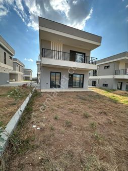 Şambayat Civarı Otoban Giriş Çıkışına Yakın Geniş Bahçeli Satılık Villa