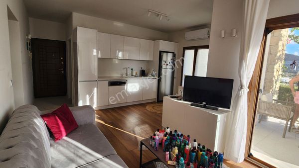 Koyunbaba'da Deniz Manzaralı Site İçinde Bahçe Katı