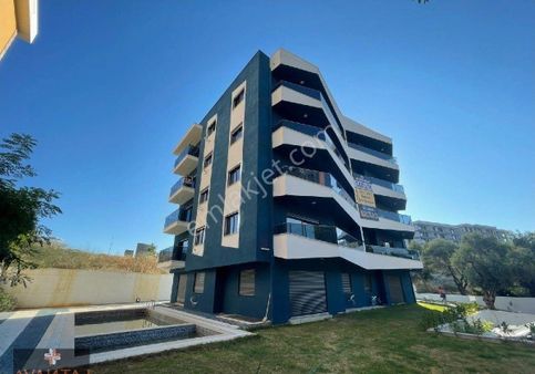 Kuşadası'nda Havuzlu Doğalgazlı 2+1 Daire