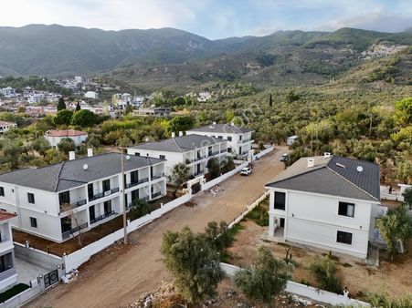 Akçay Aras Emlaktan Gürede Geniş Bahçe Kullanımlı 2+1 Daireler