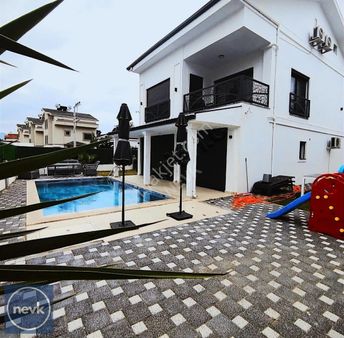 Foça Mahallesinde 400 M2 Arsalı 5+1 Lüks Müstakil Villa