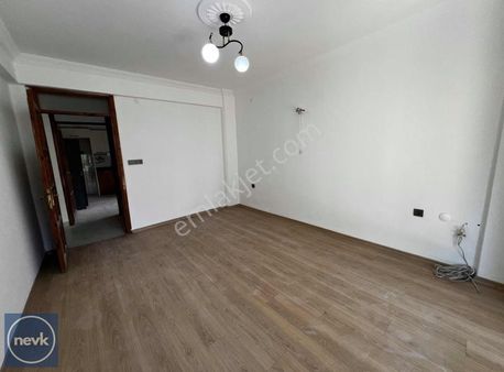 Bahçeli Ayrı Mutfak Geniş Eşyasız Daire