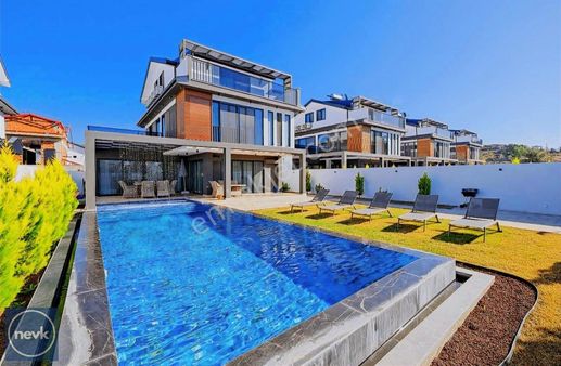 Çalış Yakını Kapalı Havuz Hamam Sauna Jakuzili 4+1 Lüks Villa