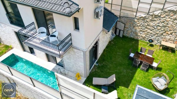 Sıfır Eşyalı Müstakil Havuzlu Tripleks Villa