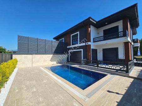 Yeniköy Merkez'de 4+1 375m² Müstakil Havuzlu Lüks Villa