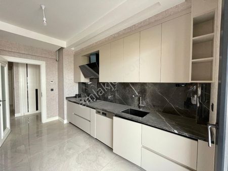 Yazır'ın Kalbinde Modern Mimari Cadde Cepheli Sıfır Satılık 3+1 Arakat