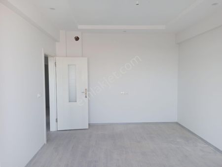 Zembilli Mahallesinde Eski Üçaş Arkası Satılık Ara Kat Daire