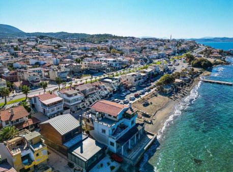 Urla Zeytinalanı Sahilde Deniz Manzaralı Satılık 3 Katlı Villa