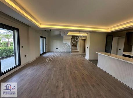 Urla Atatürk Mahallesi Site İçi Satılık Havuzlu Villa