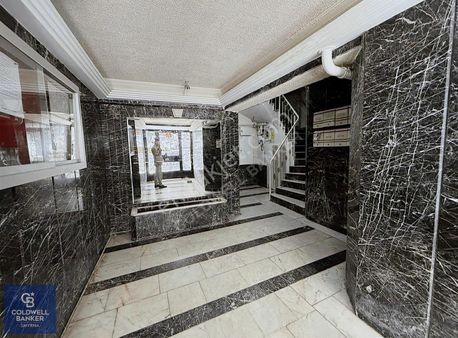 Smyrna'dan Muhteşem Lokasyon'da Cadde Üzeri 4+1 Kiralık Daire