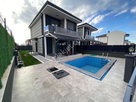 Dağlı Gayrimenkul’den Ayvalık Altınova Sahilde 3+1 Sıfır Villa