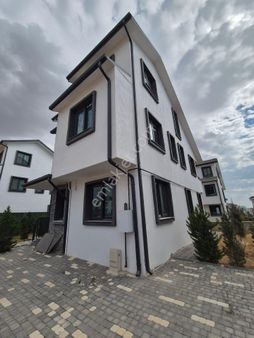 Çınarlı'da 5+1 Ultra Lüks Bağımsız Teraslı Bahçeli Satılık Villa