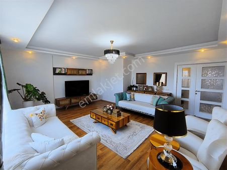 Han Emlak'tan Merkez'de Eşsiz Cepheli Geniş Site İçeresinde 3+1