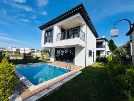 Kuşadası Davutlar’da Özel Havuzlu Satılık 3+1 Müstakil Villa