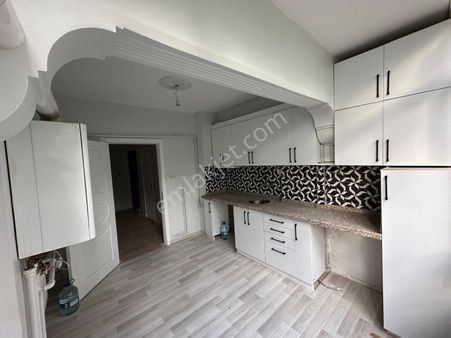 İmir Emlak Ofisinden Salı Pazarı Yakını Merkezi Konumda 3+1 Y.giriş Yapılı Fırsat Dairesi