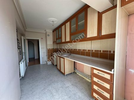 İmir Emlak Ofisinden Acil Satılık Merkez'de Güney Cephe Manzaralı 3 +1 Daire !