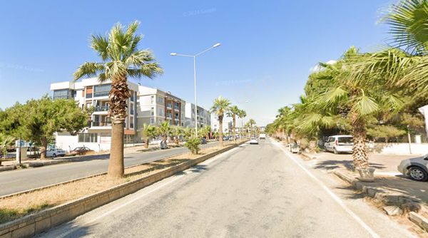 Kuşadası Davutlar G.çamlı Arasında Ana Yol Üstü Sitede 2+1 Daire