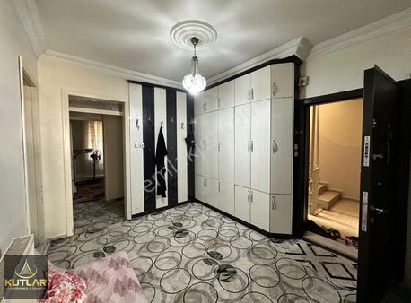 Kutlar'dan 60.yıl Tatlıcısilo Civarı Satılık 3 Katlı Müstakil Ev