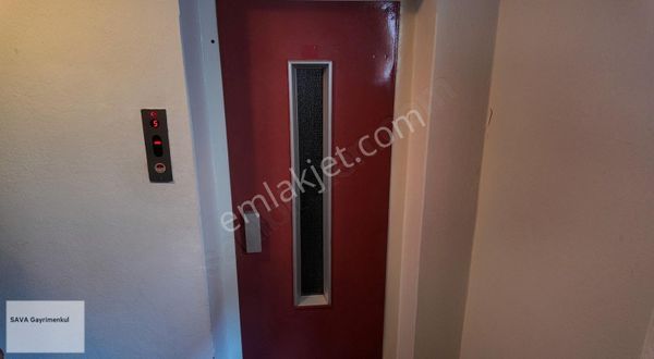 Balçova Ata Caddesinde Geniş, Yenilenmiş, Balkonlu,asansörlü 3+1