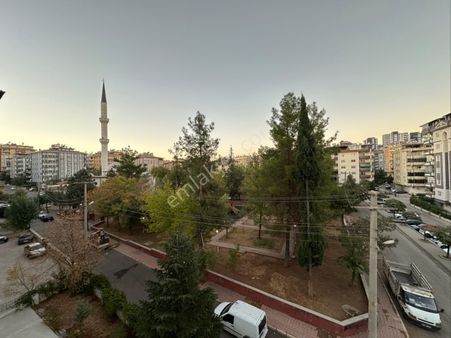 İkiev Gayrimenkul'den Atatürk Mah.'de Park Yanında Ara Kat Satılık Geniş 3+1 Daire