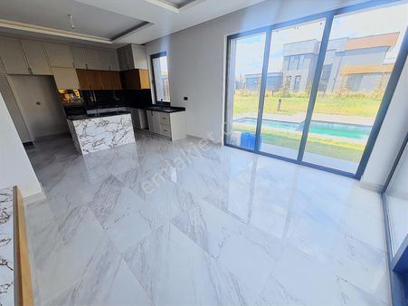 Gölbaşı Hacıhasan'da Site İçinde Havuzlu Geniş Lüks Villa