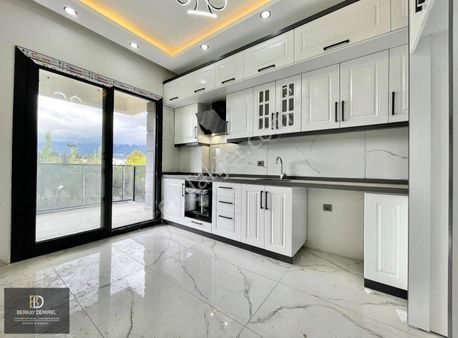 Berkay Demirel'den Zeytinlide Ön Cephe Çift Balkonlu 2+1 Daire