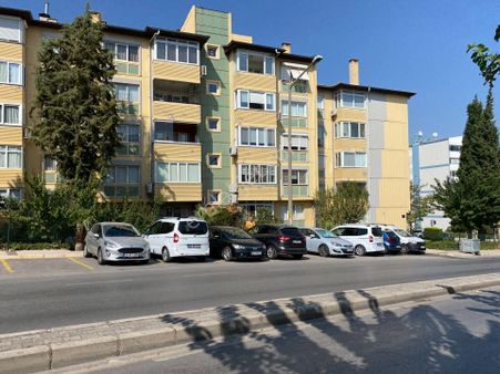 Gaziemir Sevgi Mahallesi'nde Emlak Bankası Konutları'nda Kiralık 2+1 Daire