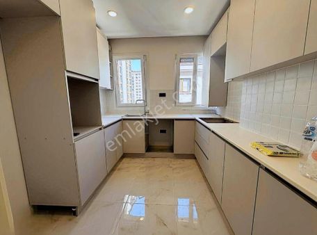 Kozyatağı İçi Tamamen Yenilenmiş Geniş M² Balkonlu Konumu İyi Fırsat Satılık Daire