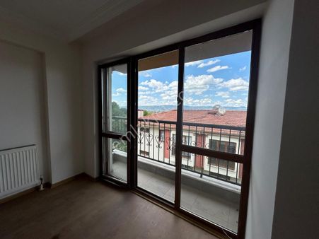 Turyaptan Sapanca Yenimahallede Göl Manzaralı Bahçeli Tripleks