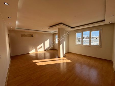 Bayraklı Yamanlar'da Barış Cad. Yakını Temiz 2+1 Kiralık Daire