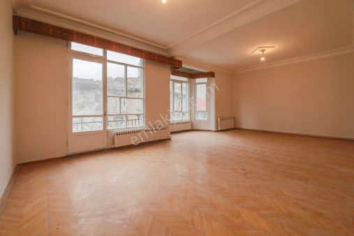 Taksim Meydanına 100 Metre 122 M2 Net İçi Yenilenmiş 4+1 Daire