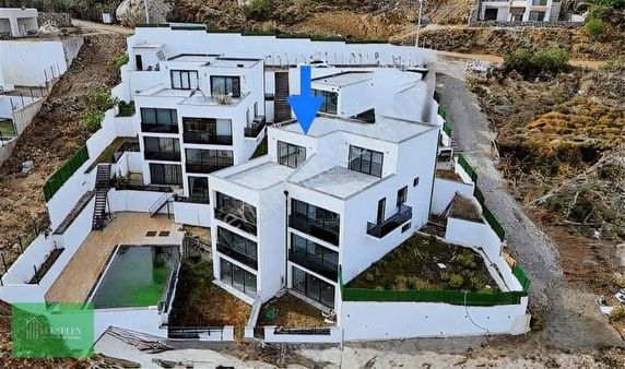 Yahşı'de Deniz Manzaralı Sıfır Bahçe Dubleksi Villa