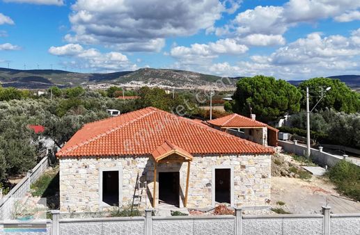 Foça'da 1.227 M2 Arsa İçerinde Müstakil 4+1 Tek Katlı Taş Ev