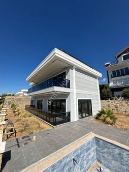 İncekum'da Panoramik Deniz Manzaralı Satılık 6+1 Müstakil Villa