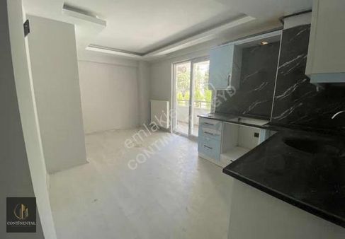 Esenevler'de Tramvayın 1 Sokak Üstü Balkonlu Giriş Kat 1+1 Daire