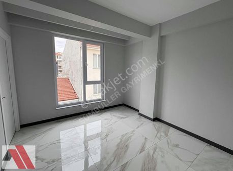 Sümbüller'den Eğitimciler Caddesi Dibinde Arakat Geniş 2+0 Daire