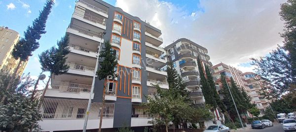 Kültür Emlaktan Karaköprü Karşıyaka'da Otogar Aşağısında Merkezi Konumda 5 Odalı Uygun Fiyata