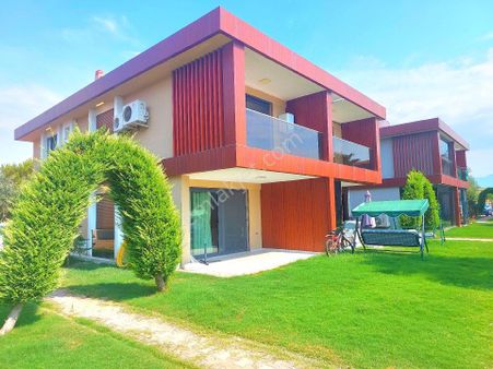 Kuşadasında Plaja Çok Yakın Havuzlu Sitede Otoparklı Bahçeli Villa