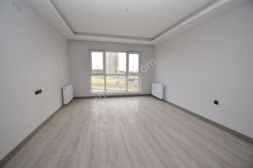 Turyap Yapracık' Tan Yüksek Giriş Geniş Balkonlu Ulaşım Yakını Satılık 2+1