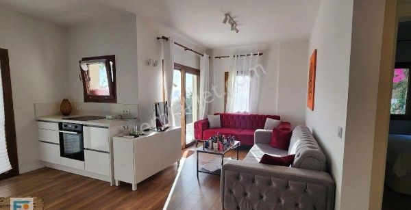 Koyunbaba'da Deniz Manzaralı Site İçinde Bahçe Katı