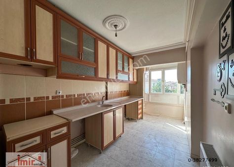 İmir Emlak Ofisinden Acil Satılık Merkez'de Güney Cephe Manzaralı 3 +1 Daire !