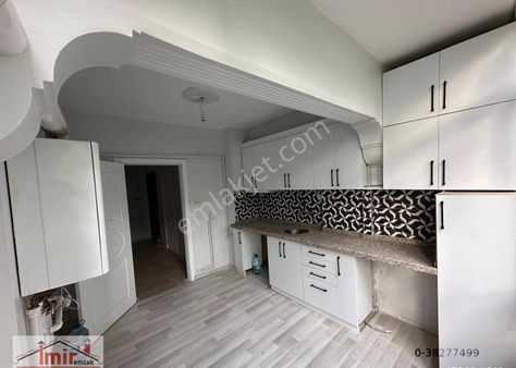 İmir Emlak Ofisinden Salı Pazarı Yakını Merkezi Konumda 3+1 Y.giriş Yapılı Fırsat Dairesi