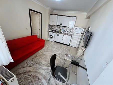 Üniversiteye Yakın Konumda Ara Kat Balkonlu 1+1 Eşyalı Apart!