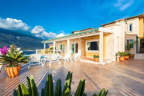 Antalya Kaş’ta 4+1 Villa Ve 1 Adet 2+1, 2 Adet 1+1 Daire